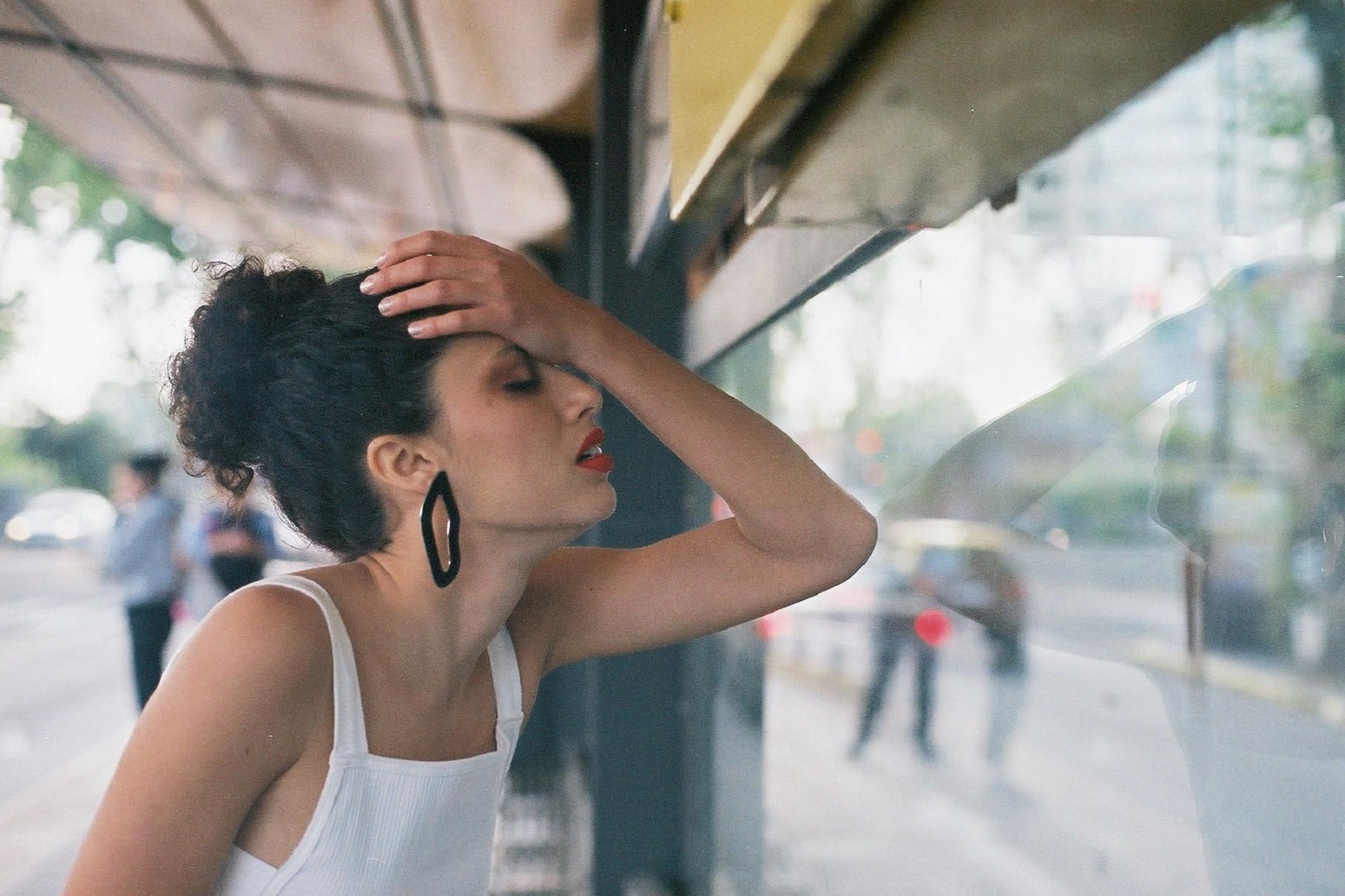 Ailín Salas encara para una fiesta pero le pasan miles de cosas en "1 de esos días", webserie hecha en smartphone para IGTV.