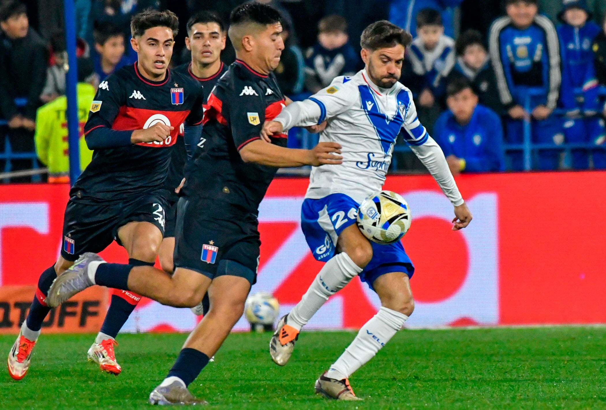 El capitán Bouzat intenta dominar el balón rodeado de rivales