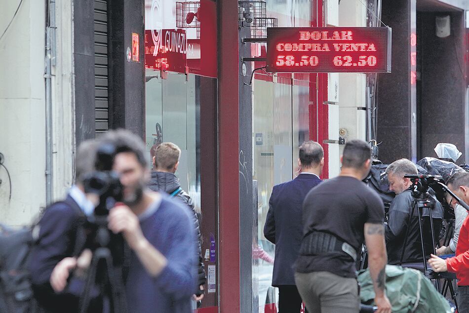 El dólar minorista comienza a perder protagonismo como tipo de cambio de referencia en el mercado. 