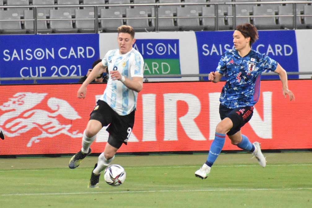 Adolfo Gaich, autor del gol argentino, lleva la pelota.