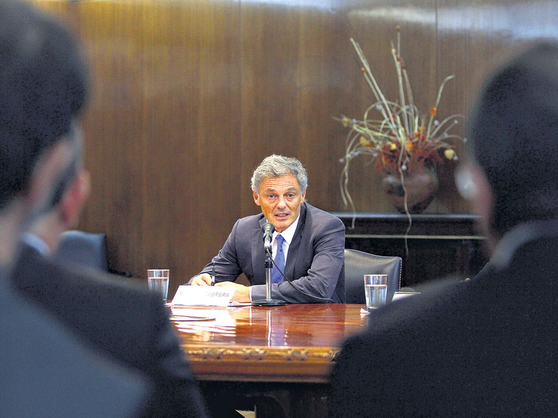 El ministro de Producción, Francisco Cabrera, presentó ayer el acuerdo con las tarjetas para bajar las comisiones.