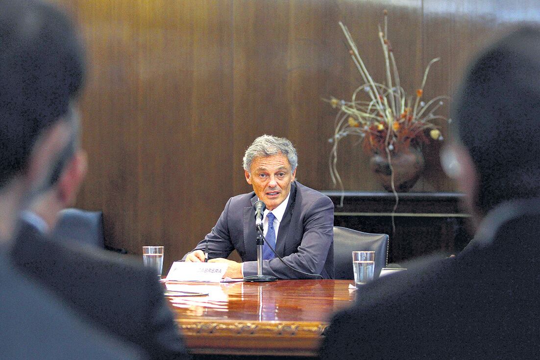 El ministro de Producción, Francisco Cabrera, presentó ayer el acuerdo con las tarjetas para bajar las comisiones.