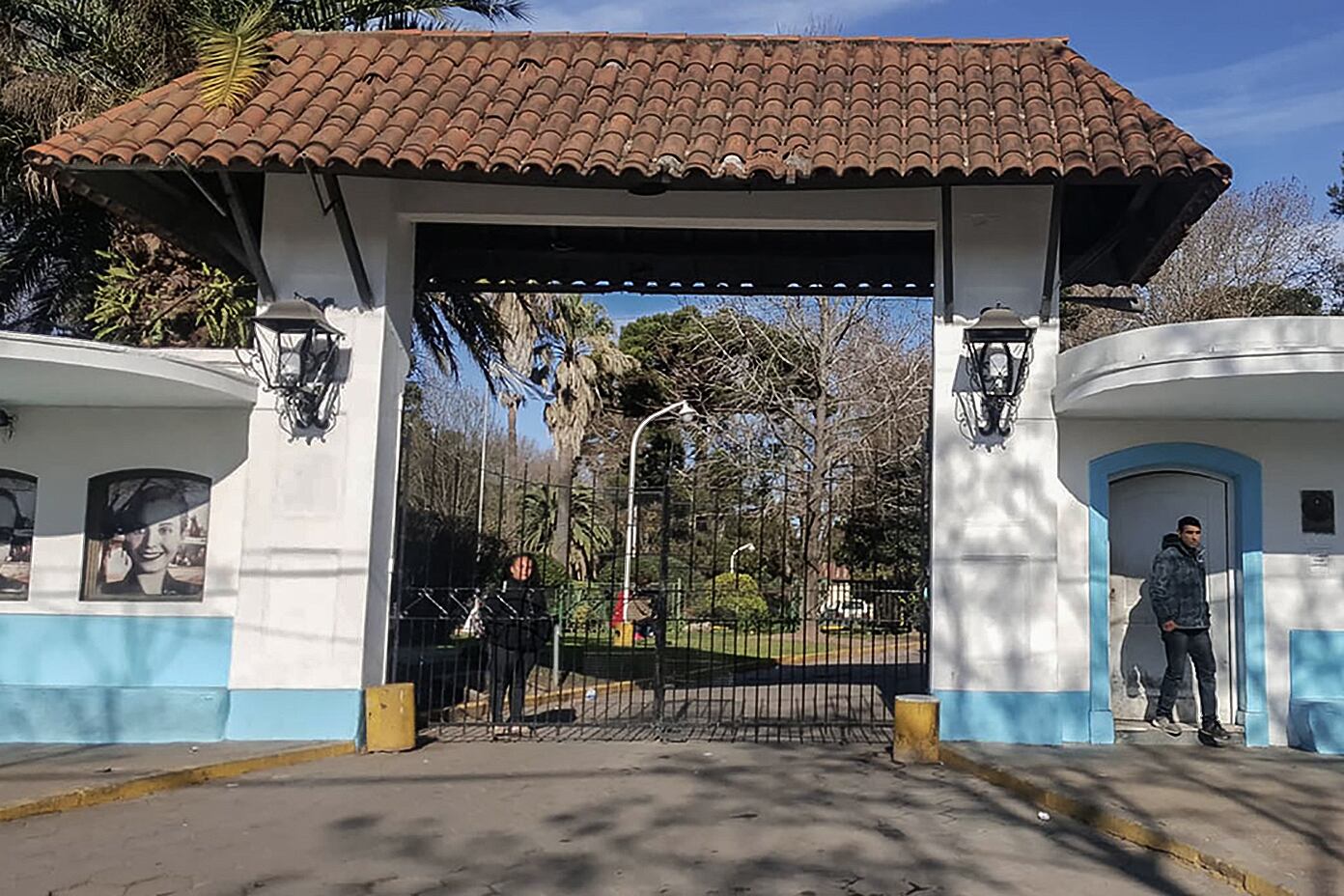 En el Estévez, en Temperley, funciona un bar atendido por cuatro internas y una externada.