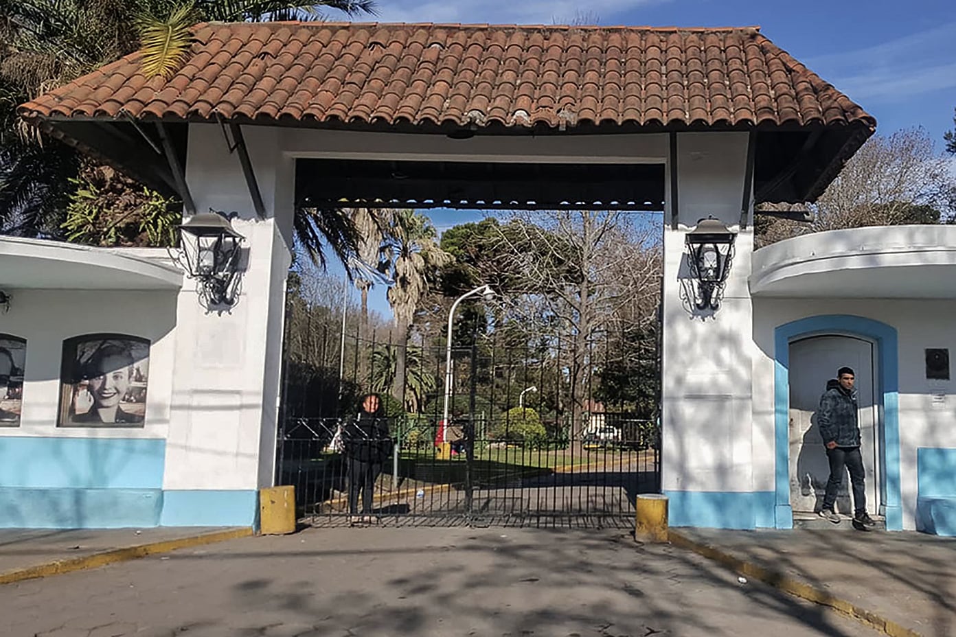 En el Estévez, en Temperley, funciona un bar atendido por cuatro internas y una externada.
