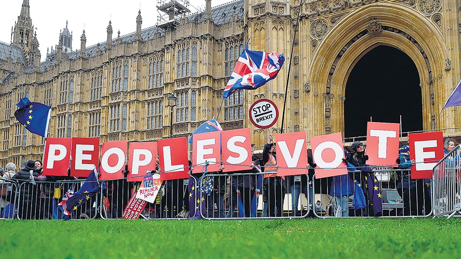 Ciudadanos en contra del Brexit se manifiestan a las afueras del Parlamento británico.