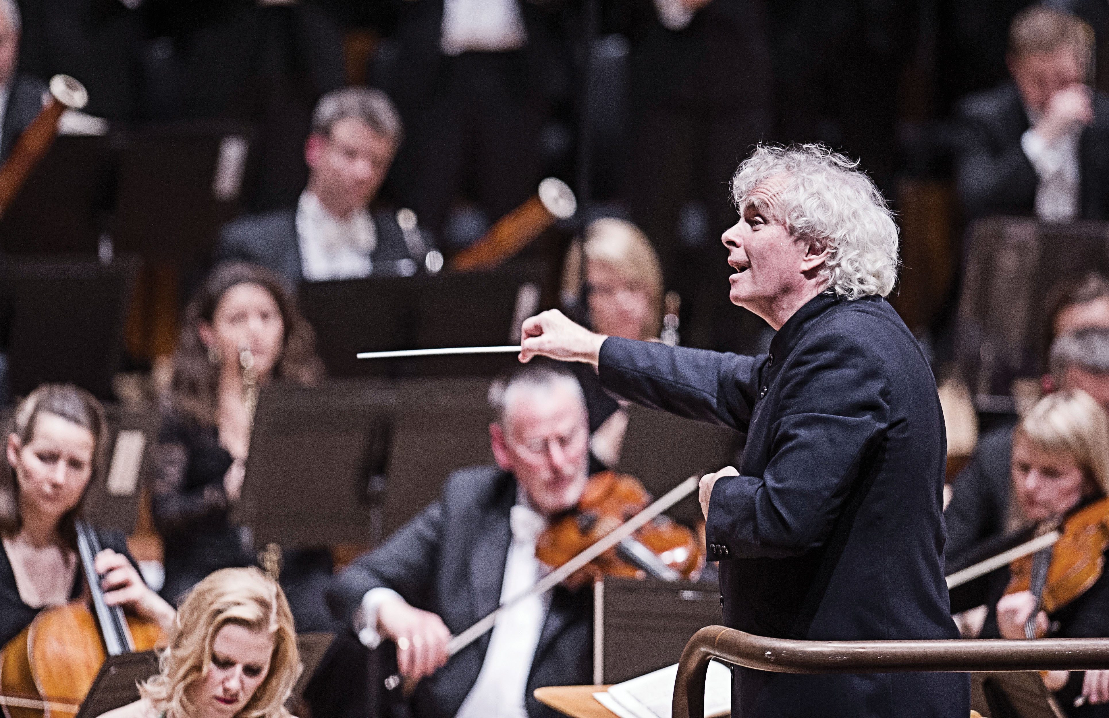 Simon Rattle dirige la orquesta que llega a Buenos Aires en el contexto de una gira por Latinoamérica.