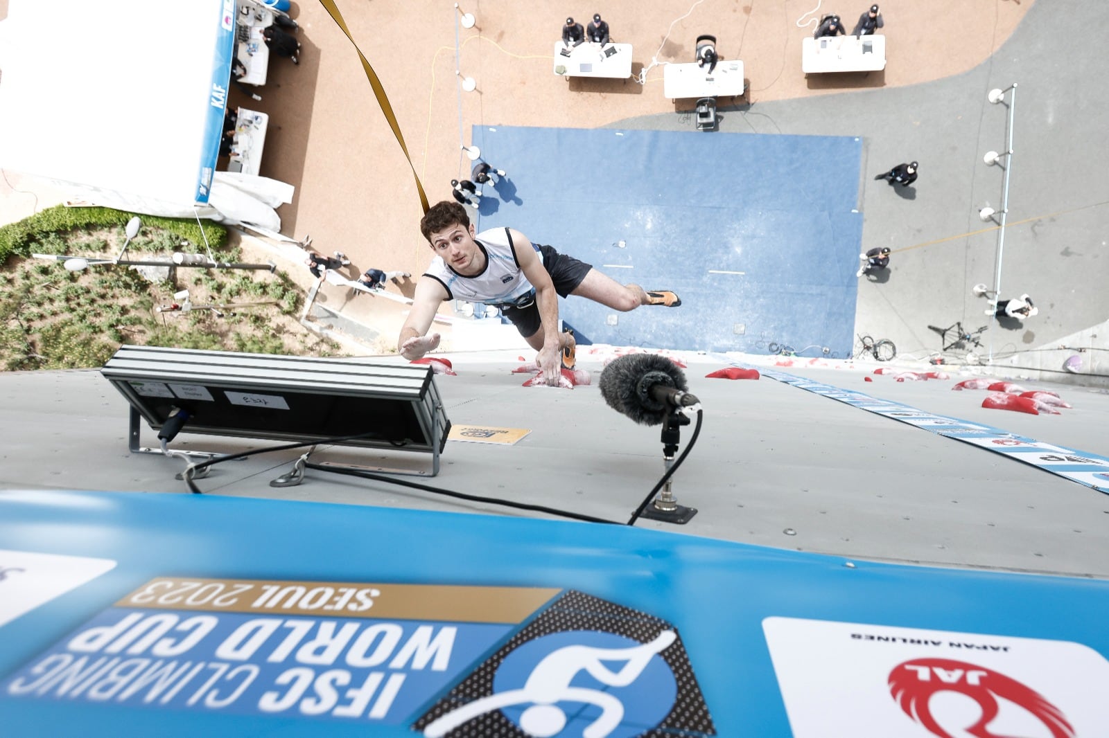 Valentín Sternik en acción durante la Copa del Mundo de escalada de este año. Terminó 60º en velocidad