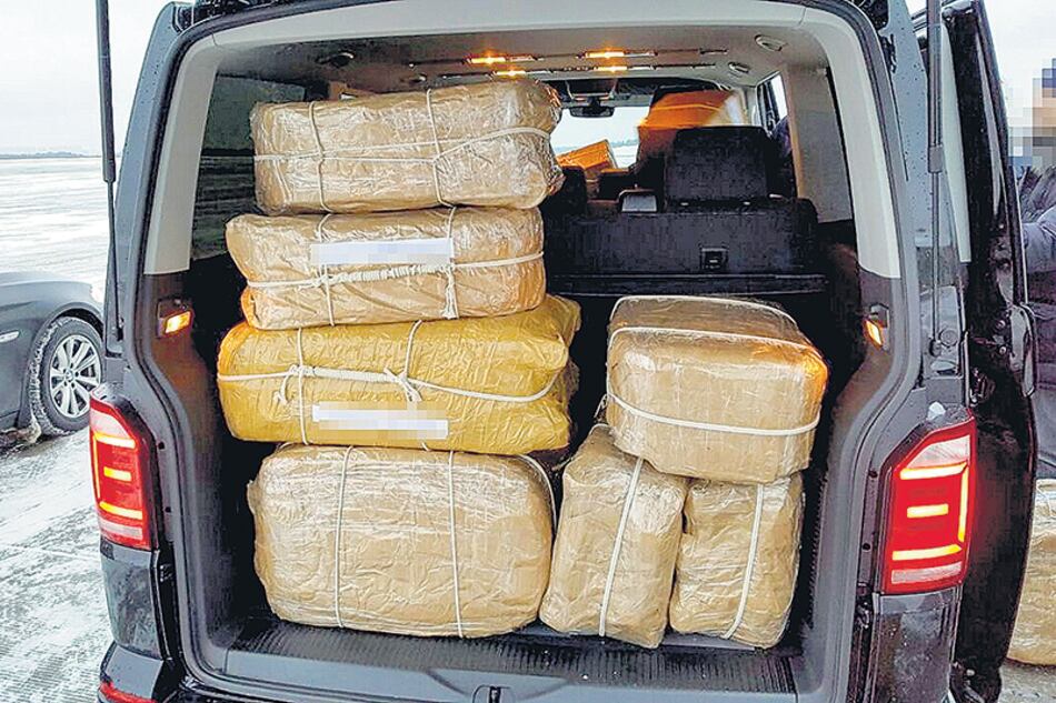 Las valijas fueron cargadas con harina para hacer el seguimiento.