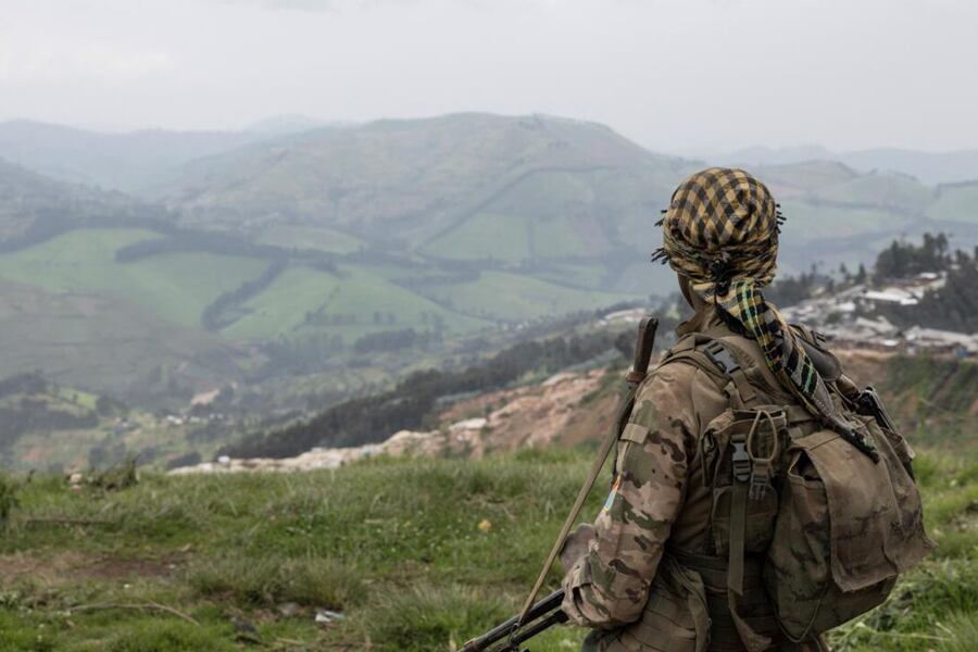 Soldado de la M23 frente a los puertos de extracción de coltán en Rubaya, al este de la República Democrática del Congo. Imagen: Camille Laffont