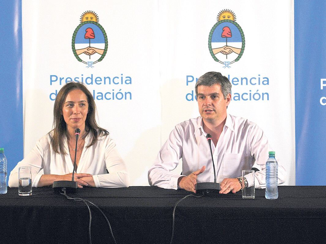María Eugenia Vidal y Marcos Peña, de blanco y con un bronceado envidiable, en la conferencia que dieron ayer en Chapadmalal.