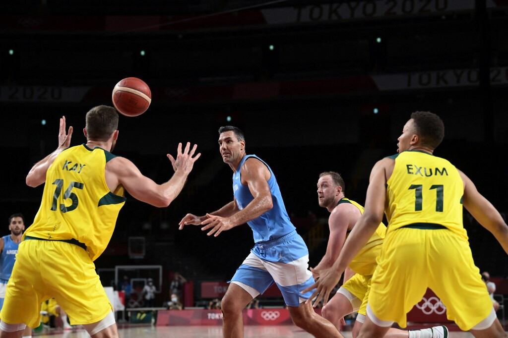 Scola rodeado por camisetas amarillas. Toda una postal del partido