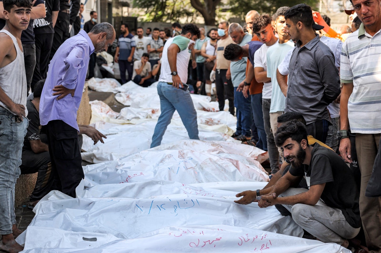 Los cadáveres se apilan en la morgue de Ciudad de Gaza.