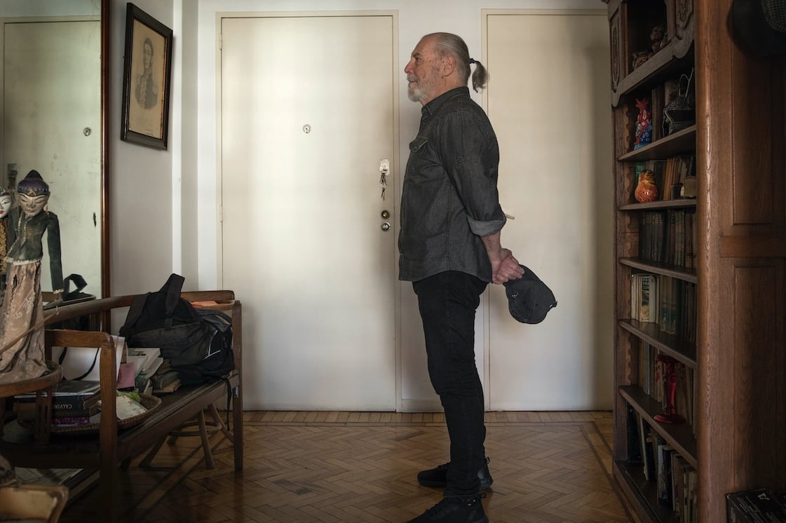 Mauricio Kartun fotografiado en su hogar por Nora Lezano