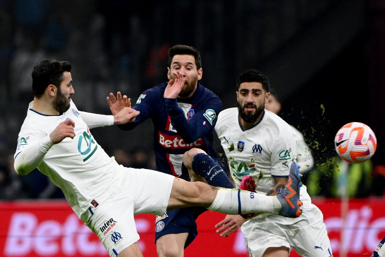 Los jugadores del Marsella le van con todo a Messi, que usó la 10