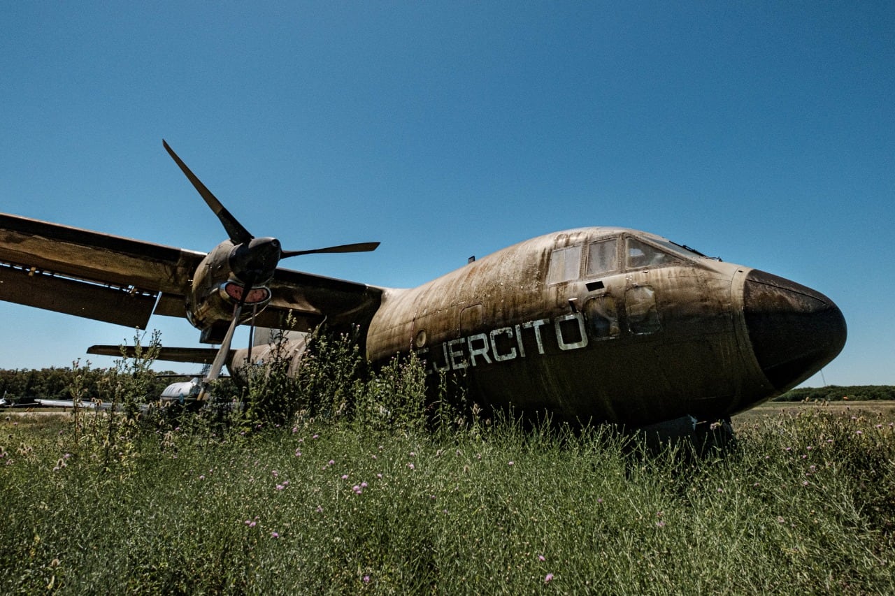 El exsoldado confirmó que vio cómo “subían gente moribunda” a aviones que partían y regresaban vacíos.