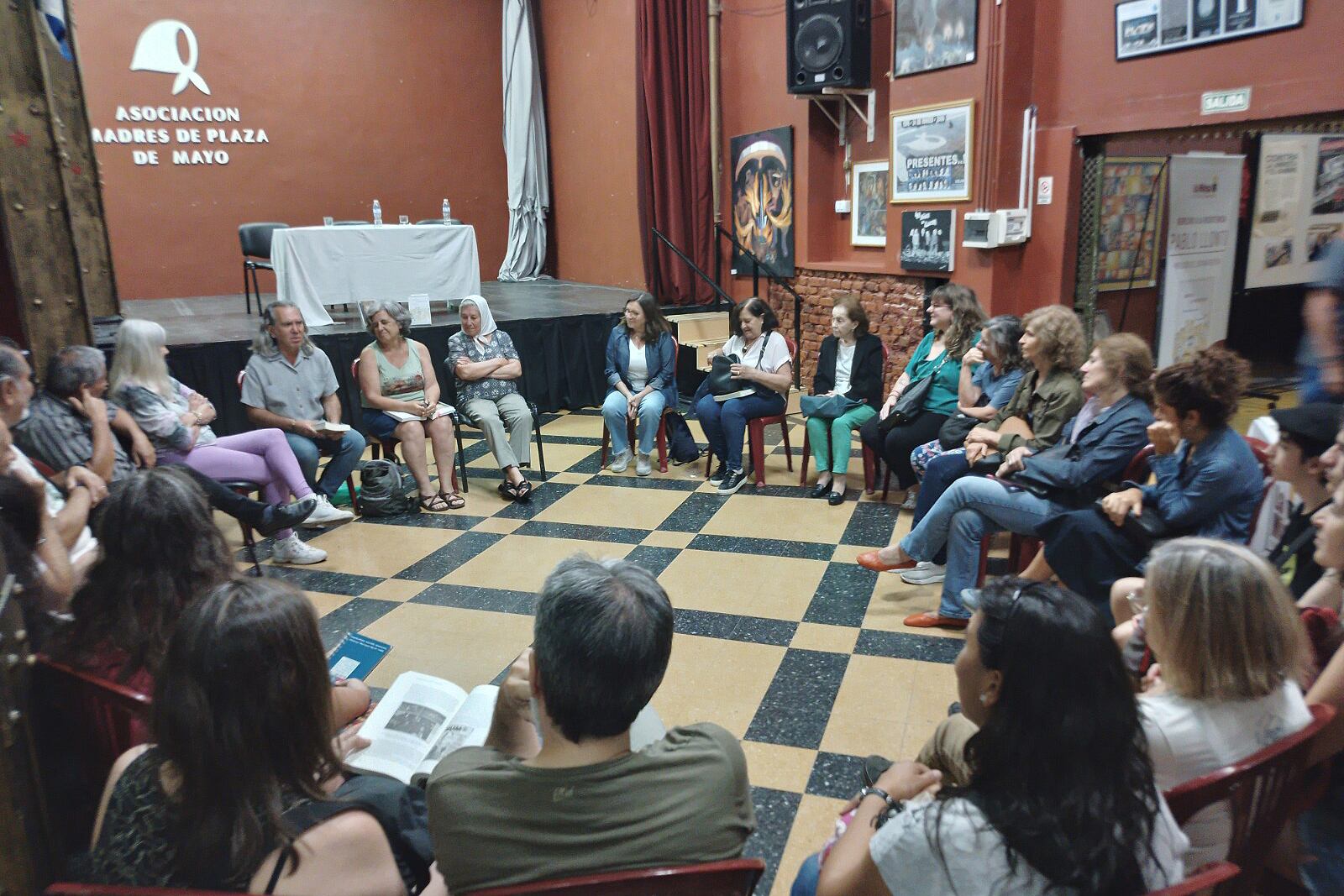 Pablo Llonto y Claudia Cesaroni presentan sus nuevos libros.
