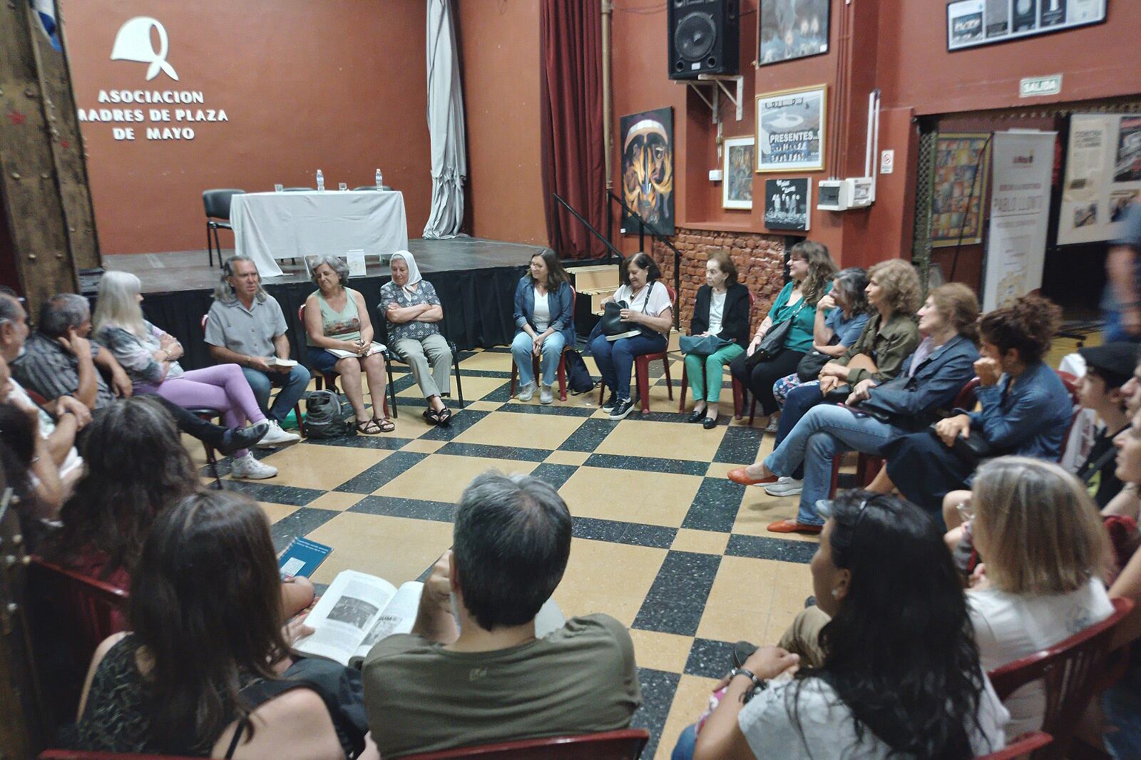 Pablo Llonto y Claudia Cesaroni presentan sus nuevos libros.