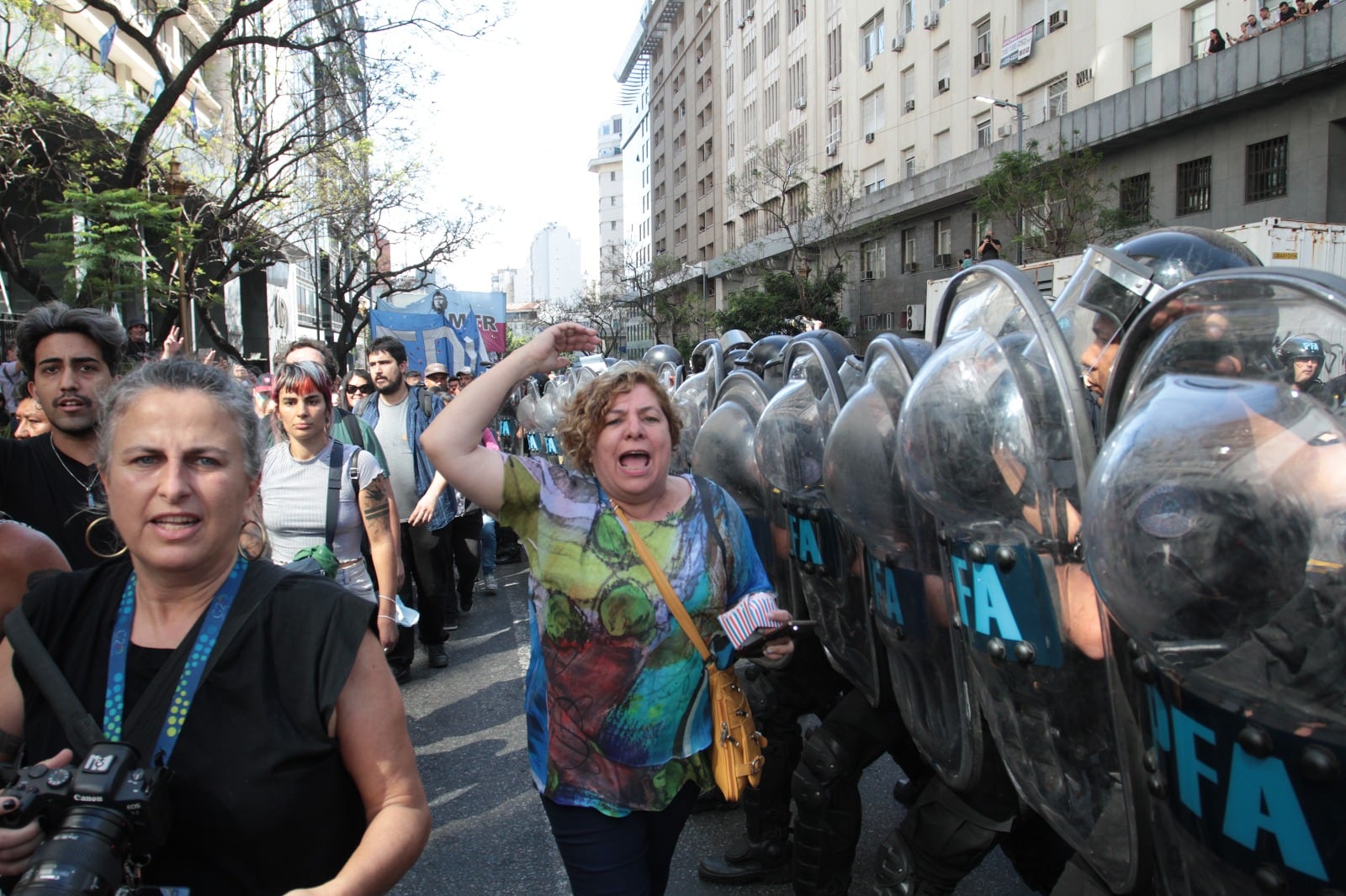 Toda la marcha se realizó bajo asedio de agentes de la Policía y de Gendarmería.