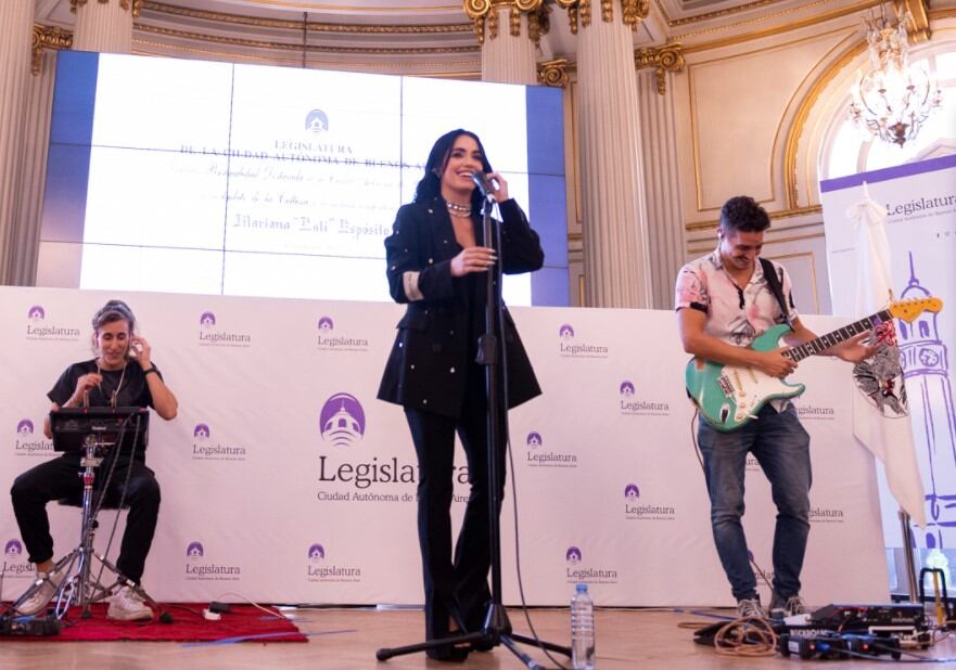 Destacada. Lali Espósito al recibir su mención en la Legislatura porteña. Imagen: @LegisCABA