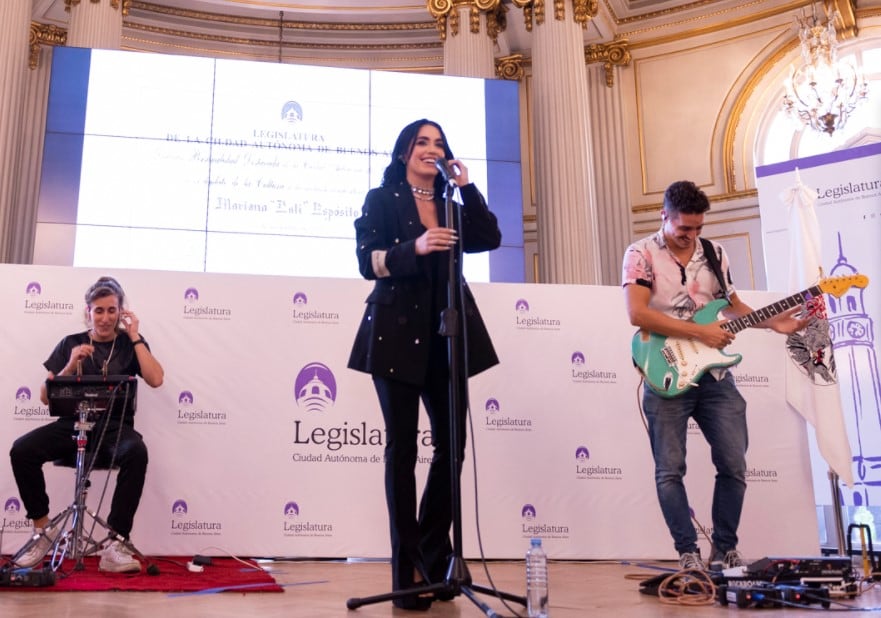 Destacada. Lali Espósito al recibir su mención en la Legislatura porteña. Imagen: @LegisCABA