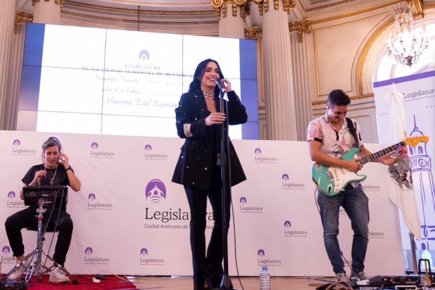 Destacada. Lali Espósito al recibir su mención en la Legislatura porteña. Imagen: @LegisCABA