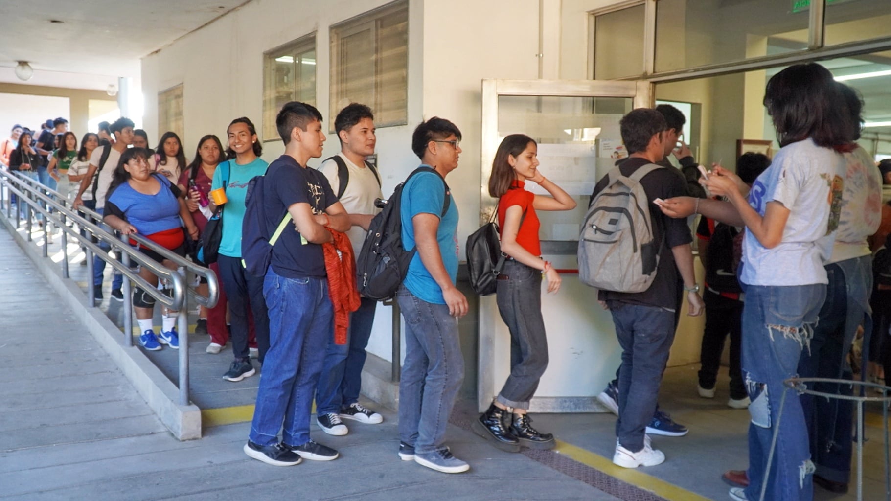 Estudiantes en la apertura del merendero