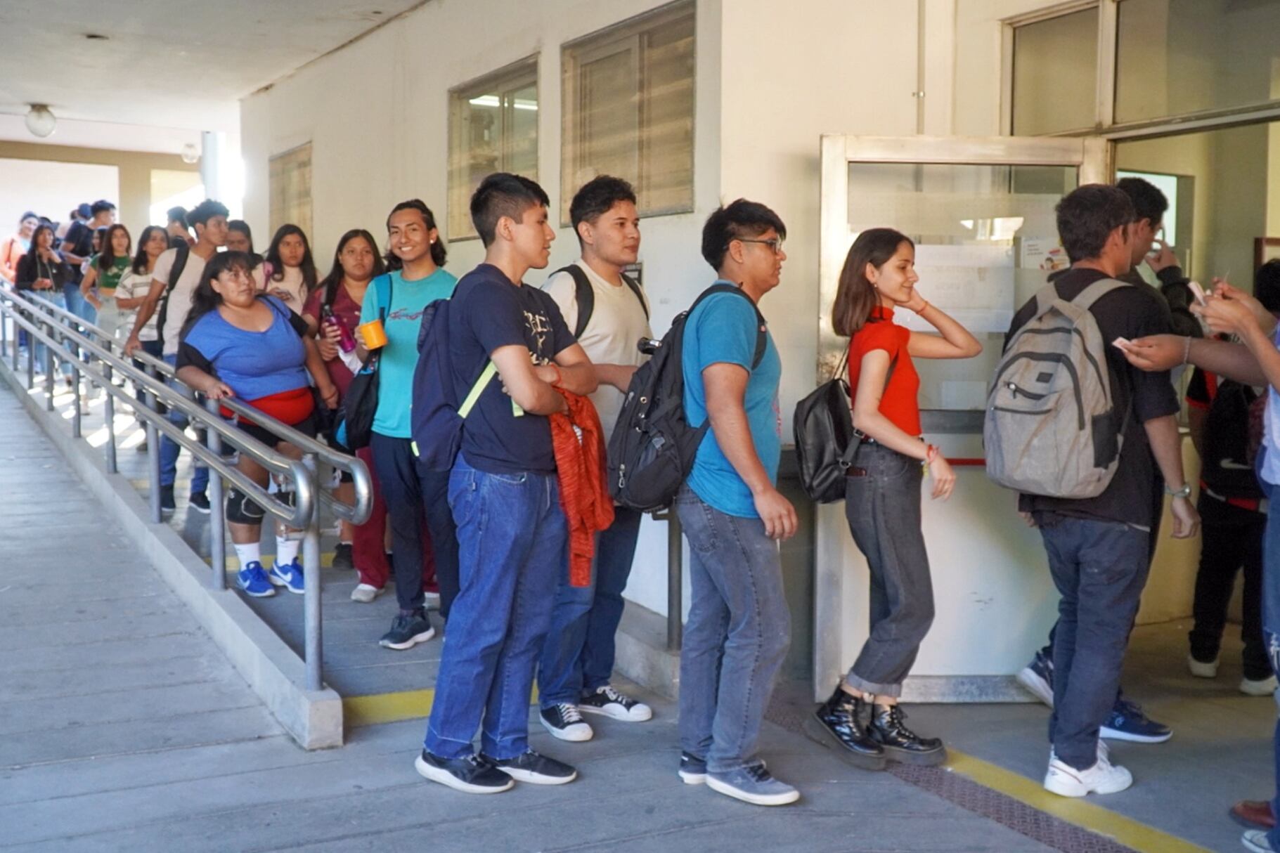 Estudiantes en la apertura del merendero