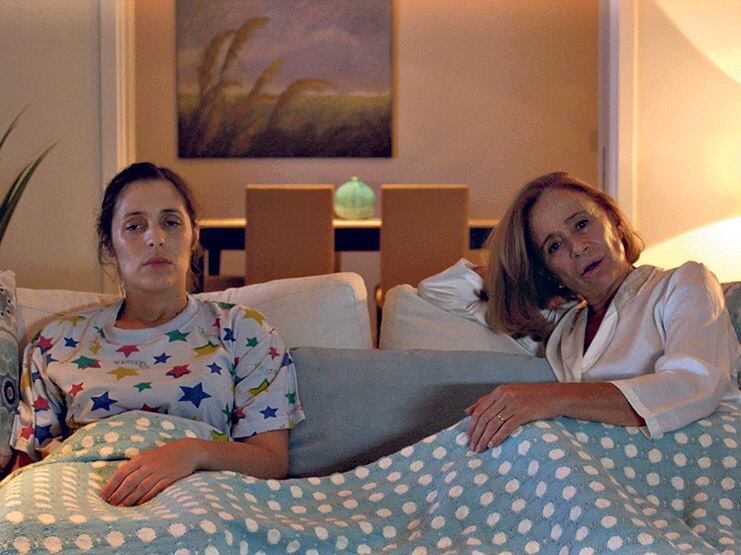 Los decentes propone un complejo retrato de clase y una potente metáfora política.