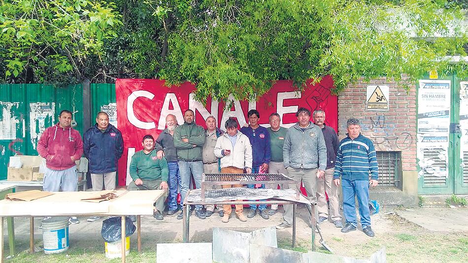 Los empleados buscan alternativas para defender sus puestos de trabajo.