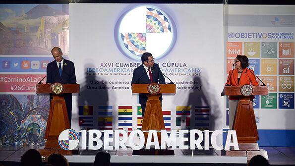El primer ministro de Andorra, el presidente de Guatemala y la secretaria general de la cumbre.