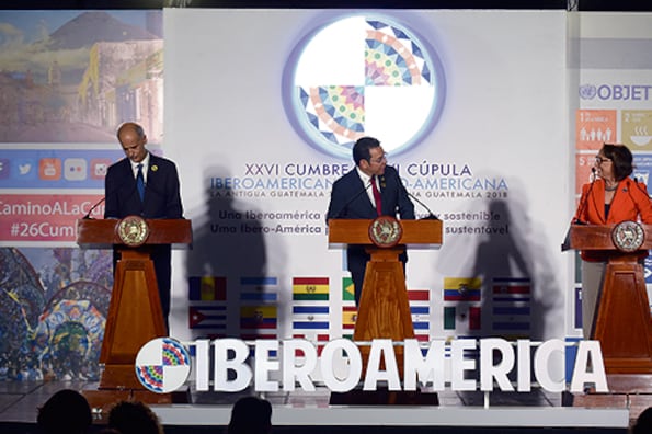 El primer ministro de Andorra, el presidente de Guatemala y la secretaria general de la cumbre.