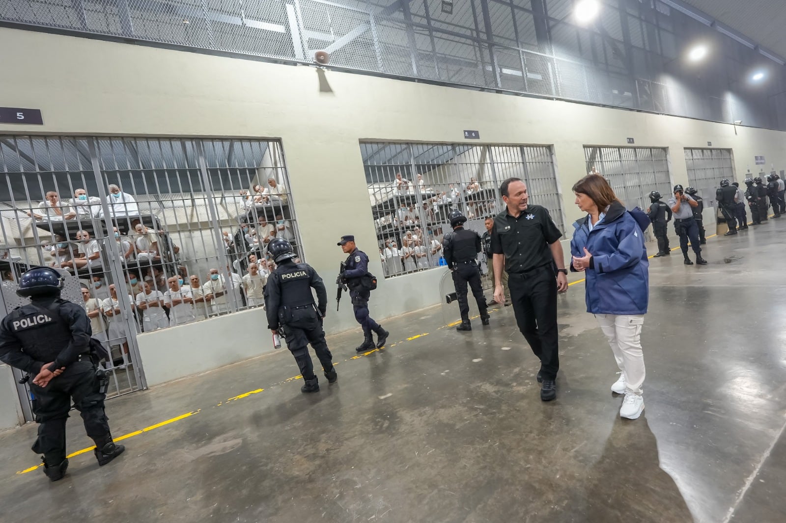 La ministra Bullrich en la prisión ubicada en el distrito de Tecoluca, con capacidad para 40 mil presos.