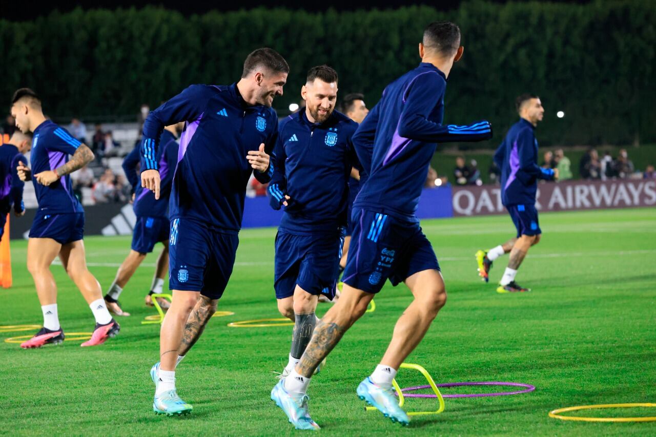 Risas entre De Paul, Messi y Di María (de espaldas) en la última práctica argentina