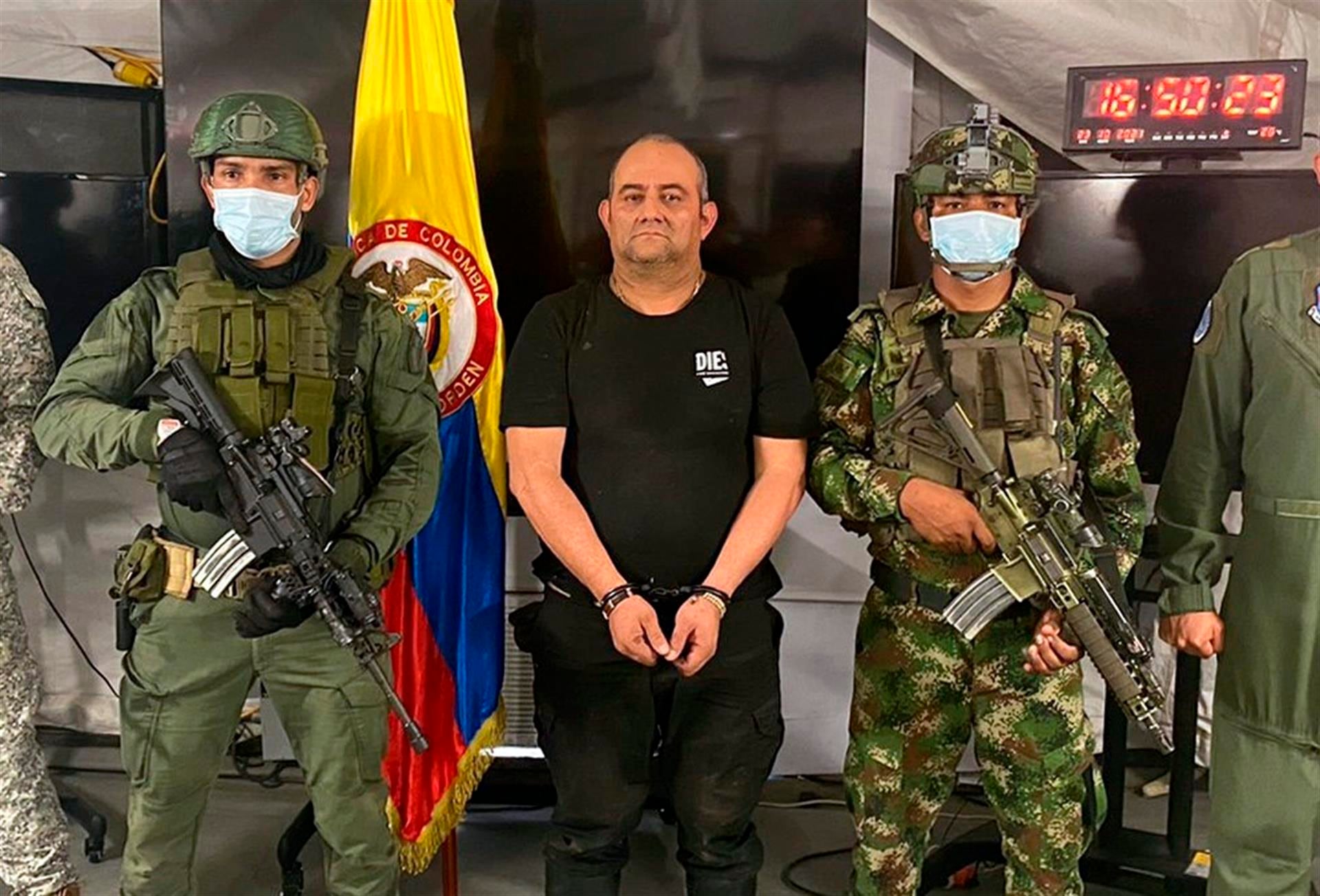 Había dos recompensas por datos de Otoniel, una del gobierno colombiano por  hasta 3.000 millones de pesos (casi 800.000 dólares) y otra del estadounidense por 5 millones de dólares.