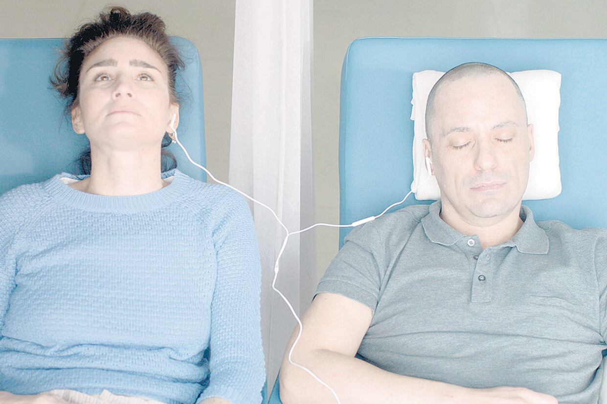 Valeria Bertuccelli y un irreconocible Diego Velázquez, en una escena de La reina del miedo.