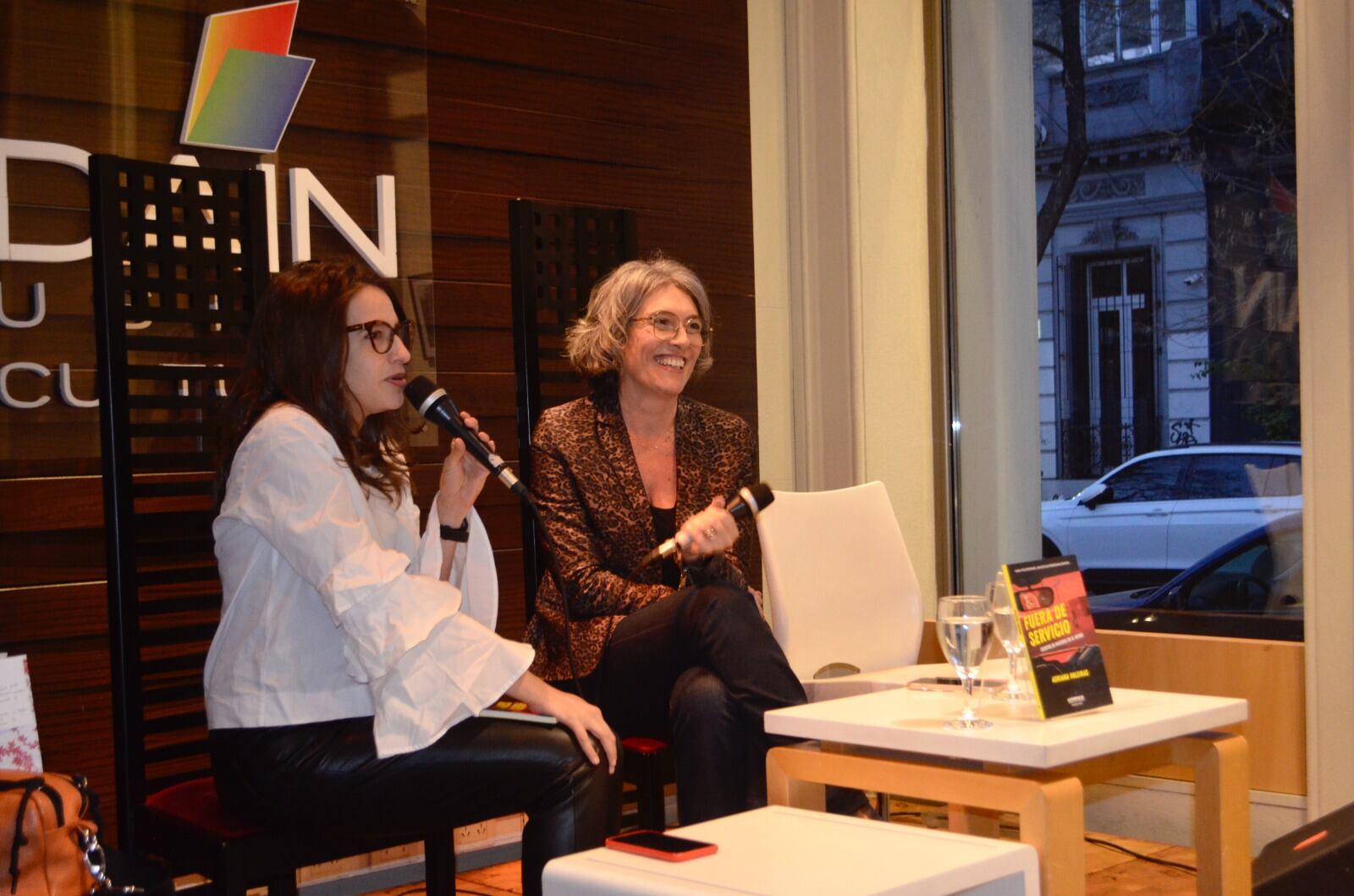 La autora y la editora Julieta Mortati, en la presentación del libro.