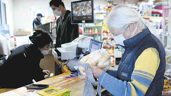 El día a día, en Epuyén, con los barbijos protectores en cualquier lugar cerrado.
