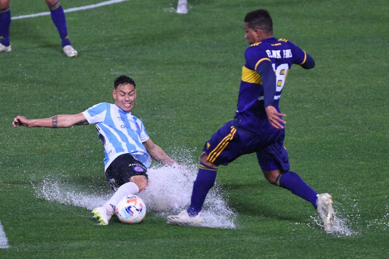 El duelo se jugó bajo una gran cantidad de agua