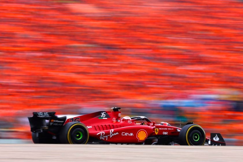 La Ferrari de Leclerc y la marea roja de fanáticos de la scudería italiana.