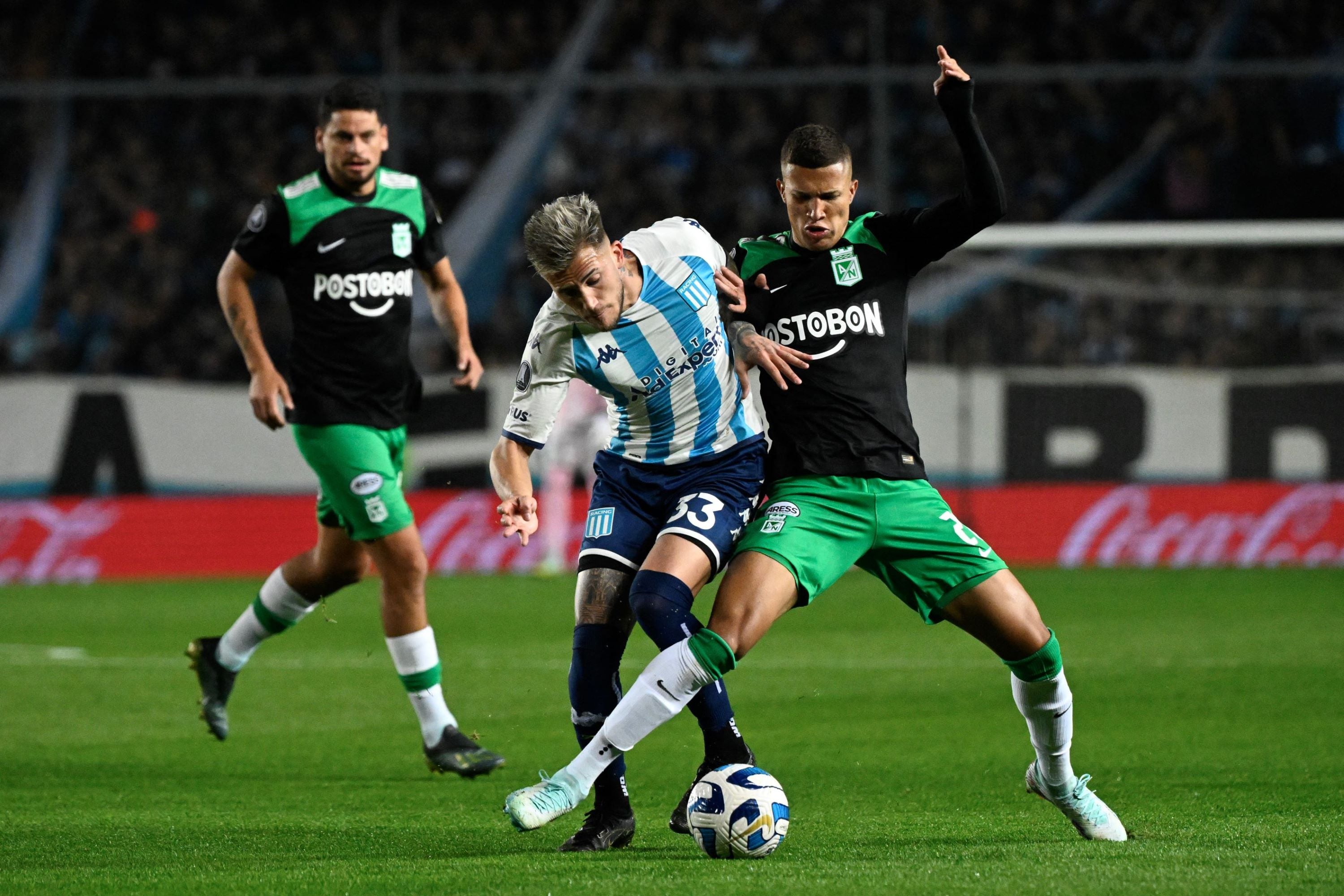 Gonzalo Piovi intenta salir jugando desde abajo