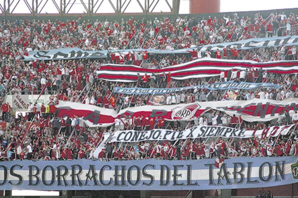 Los Borrachos del Tablón, la barra brava de River, en el Monumental, y las entradas secuestradas.