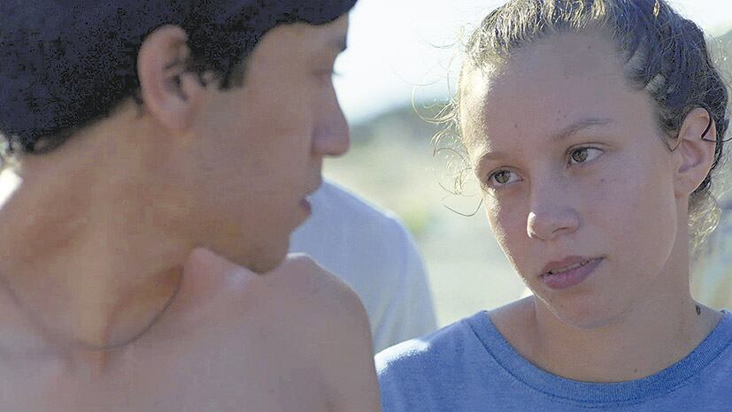 Los tiburones, ópera prima de la uruguaya Lucía Garibaldi, protagonizada por adolescentes.