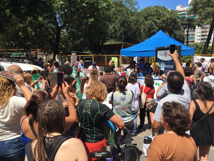 Cientos de vecinos se dieron cita para un abrazo simbólico.