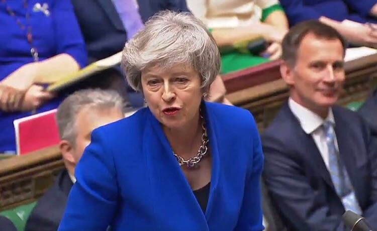 May logró salvar su gobierno y ahora deberá presentar un Plan B para el Brexit.