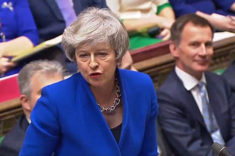May logró salvar su gobierno y ahora deberá presentar un Plan B para el Brexit.