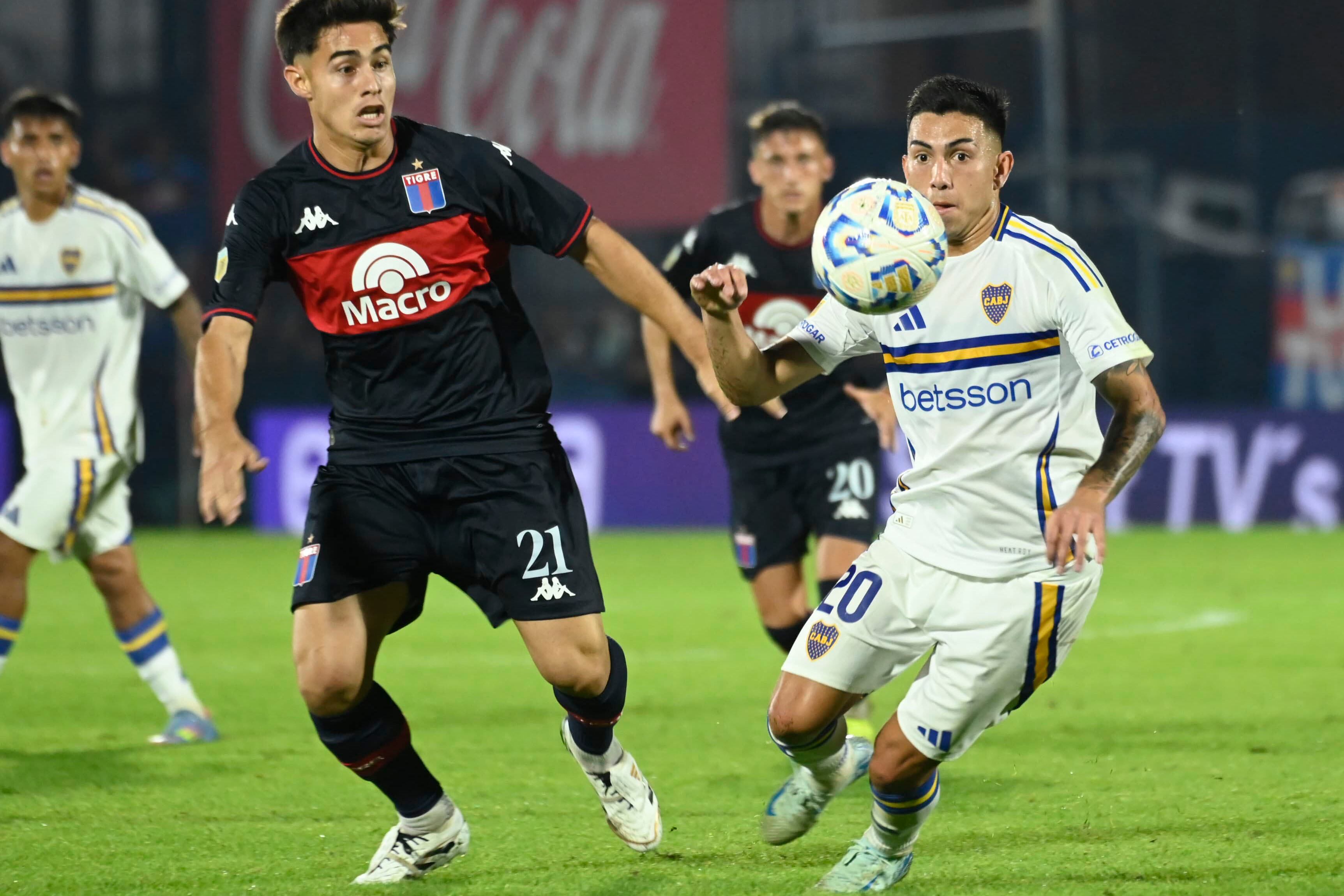 Velasco y Sebastián Medina disputan la pelota en el medio