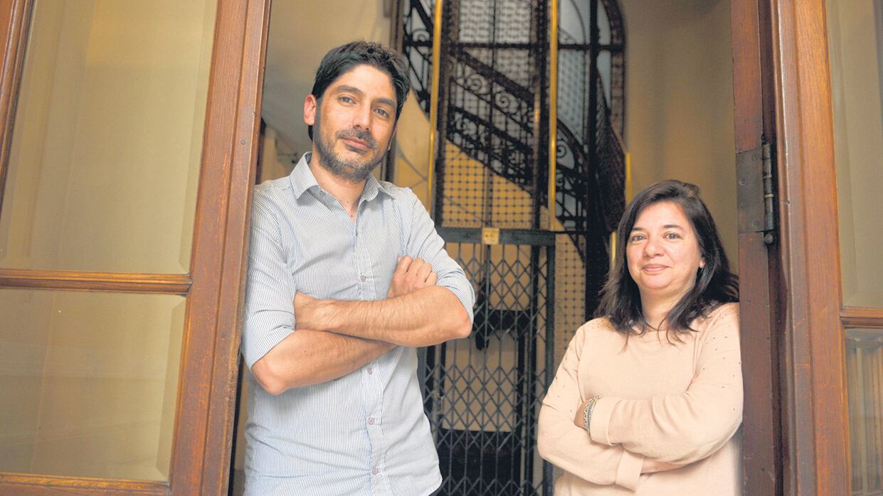 Manuel Gonçalves y Lorena Battistiol, dos de los jóvenes que trabajan codo a codo con las Abuelas.