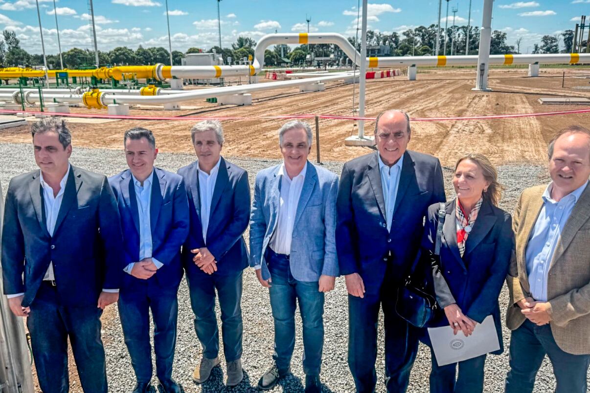 Luis Caputo, Llaryora y Francos (los tres del centro) encabezaron el acto.