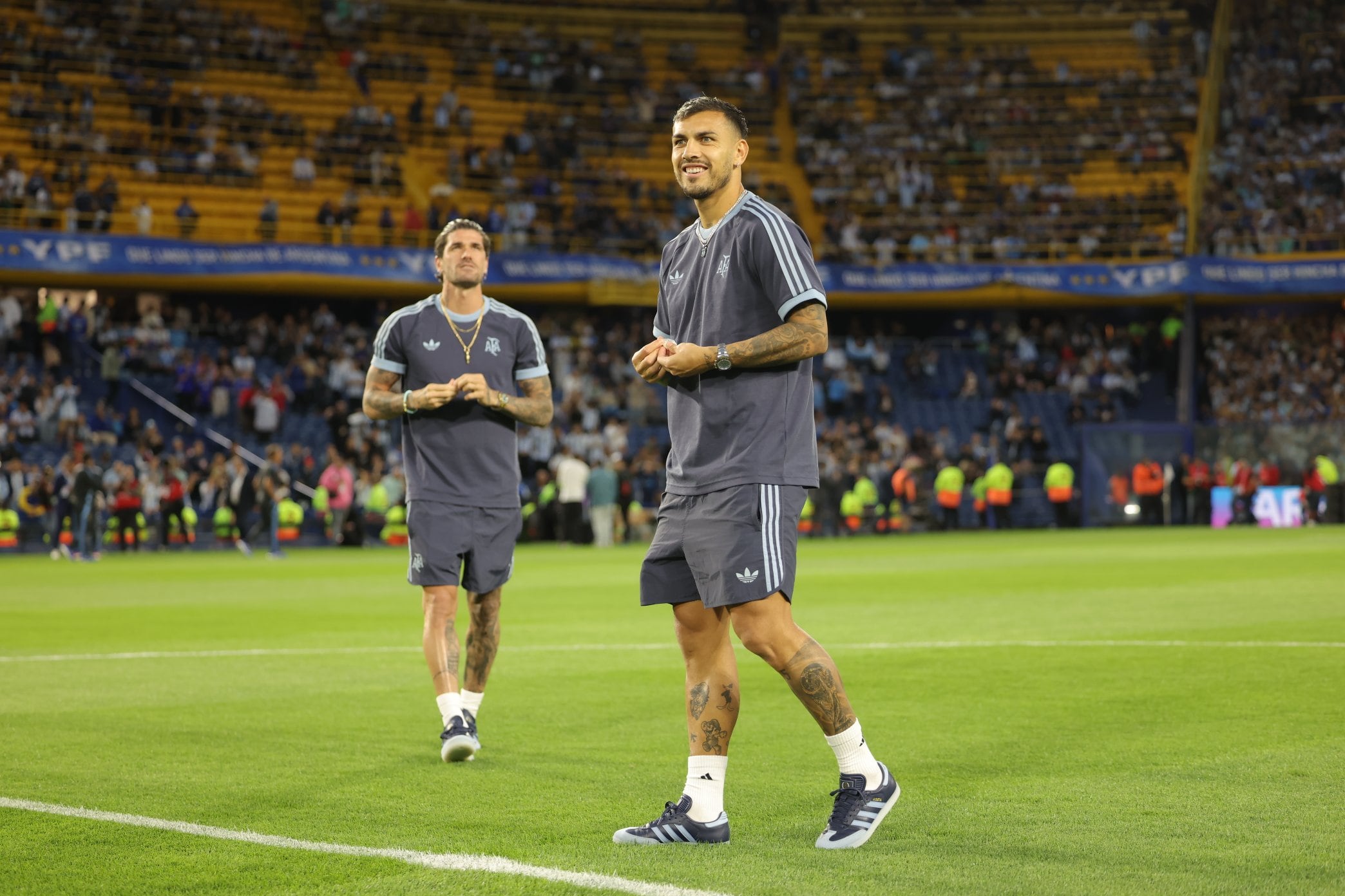 Leandro Paredes junto a Rodrigo De Paul en la previa del partido entre Argentina y Perú en La Bombonera.