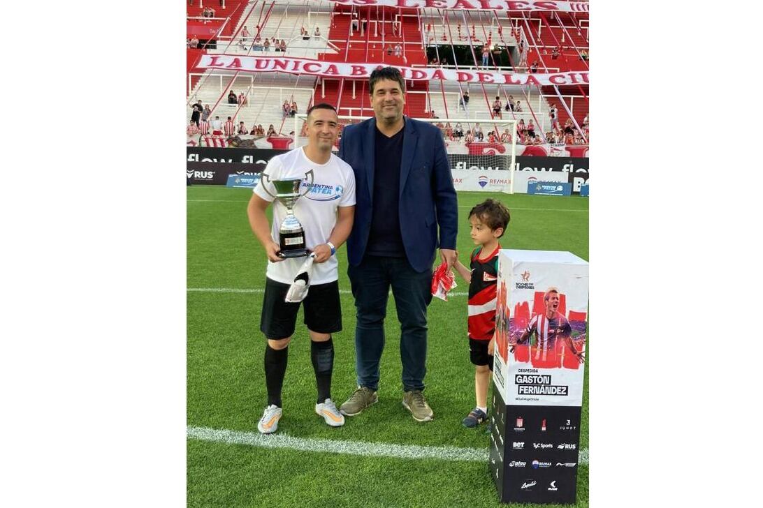 El presidente Gorostegui junto al ganador del torneo.